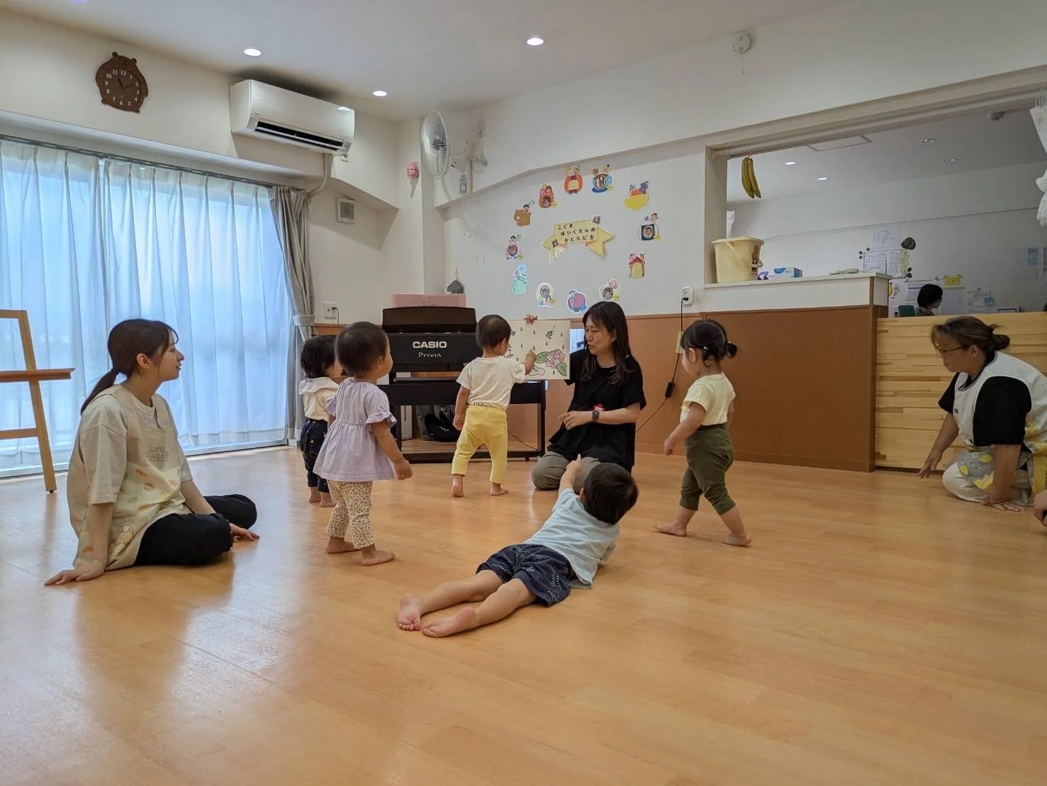 鍵盤の上で指の形を確認している子どもの手元