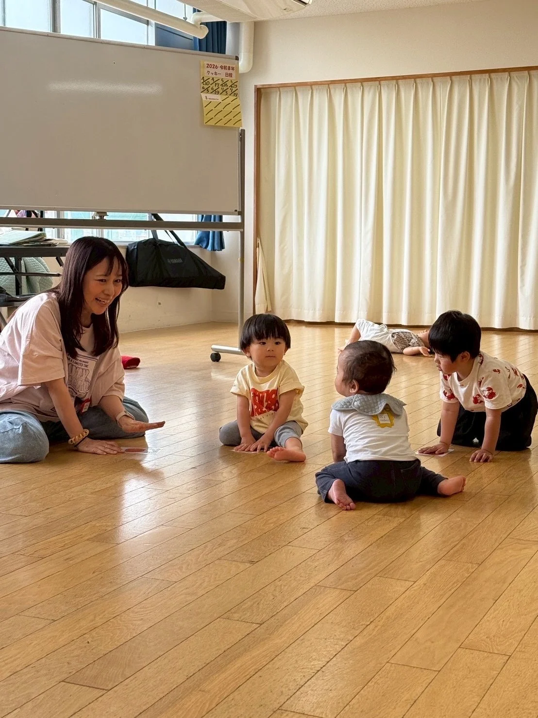 ピアノのそばで教材を並べて準備する先生の手元